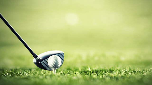 Foto: Nahaufname Golfschläger mit Golfball