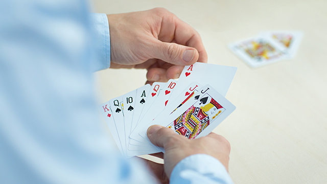 Foto: Nahaufnahmen Skatspieler gibt