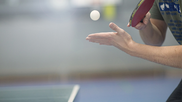 Foto: Nahaufnahme Tischtennisspieler beim Aufschlag